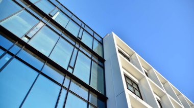 Modern şirket mimarisi, iş ve başarı konseptine sahip şehir manzaralı ofis binaları. Binanın cam cephesi.. 