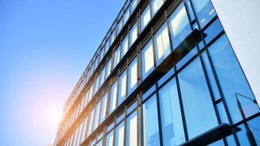 Modern şirket mimarisi, iş ve başarı konseptine sahip şehir manzaralı ofis binaları. Binanın cam cephesi.. 