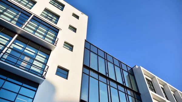 Modern şirket mimarisi, iş ve başarı konseptine sahip şehir manzaralı ofis binaları. Binanın cam cephesi.. 