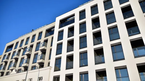 Güneşli Bir Günde Modern Bir Apartman Dairesi Cephesi Kocaman Pencereleri — Stok fotoğraf