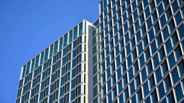 Commercieel Gebouw Close Blauwe Toon Gigantische Wolkenkrabber Van Onderen Architectuur — Stockfoto