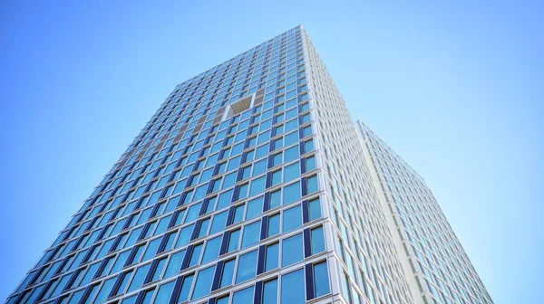 Commercieel Gebouw Close Blauwe Toon Gigantische Wolkenkrabber Van Onderen Architectuur — Stockfoto