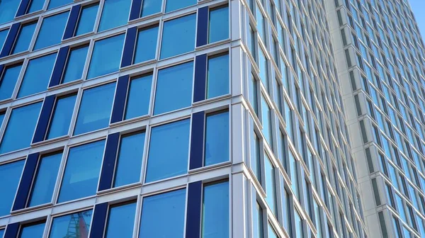 Εμπορικό Κτίριο Κοντά Μπλε Τόνο Γιγαντιαίος Ουρανοξύστης Από Κάτω Αρχιτεκτονική — Φωτογραφία Αρχείου