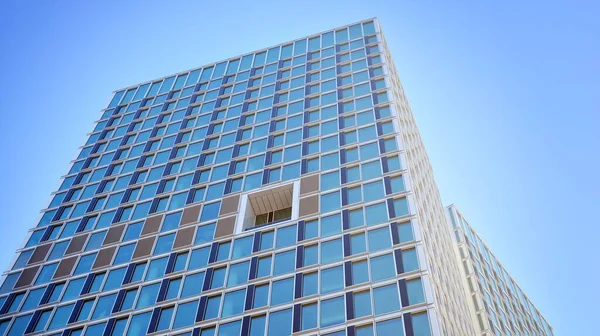 Budynek Komercyjny Zamyka Się Niebiesko Gigantyczny Drapacz Chmur Dołu Szczegóły — Zdjęcie stockowe