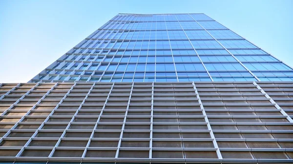 Commercieel Gebouw Close Blauwe Toon Gigantische Wolkenkrabber Van Onderen Architectuur — Stockfoto