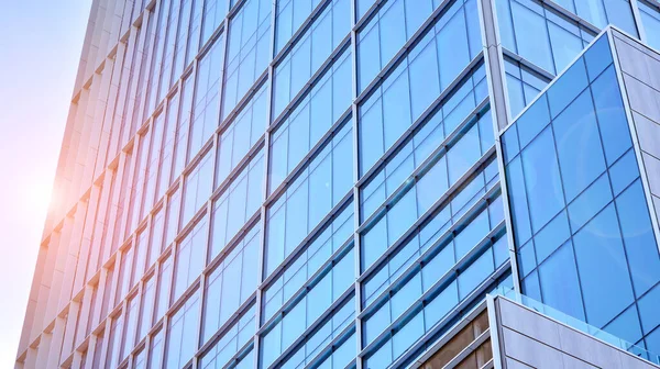 Edificio Comercial Primer Plano Tono Azul Rascacielos Gigantesco Desde Abajo — Foto de Stock