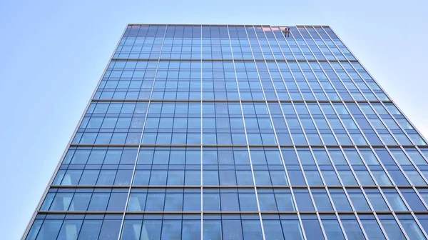 Edifício Comercial Perto Tom Azul Arranha Céus Gigantescos Baixo Arquitetura — Fotografia de Stock