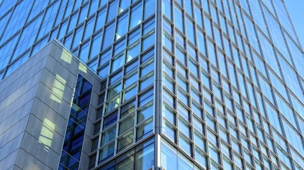 Kommersiell Byggnad Nära Håll Blå Ton Gigantisk Skyskrapa Underifrån Arkitektur — Stockfoto