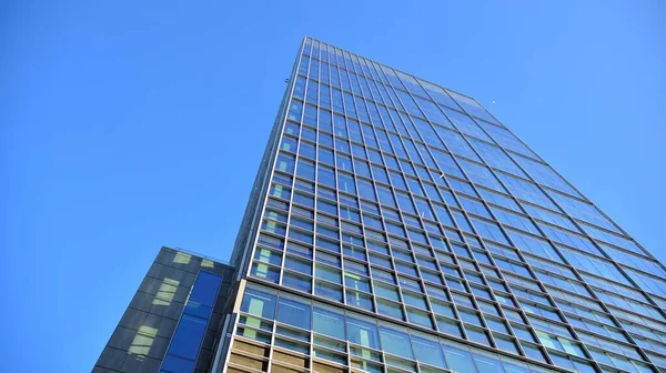 Edifício Comercial Perto Tom Azul Arranha Céus Gigantescos Baixo Arquitetura — Fotografia de Stock