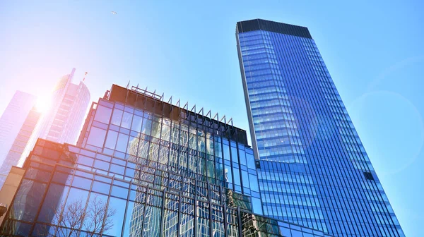 Kereskedelmi Épület Közel Kék Tónusú Óriási Felhőkarcoló Alulról Építészeti Részletek — Stock Fotó