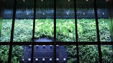 Geceleri ofis binası, cam ve ışıklarla dolu bir bina. Aydınlatılmış modern gökdelen ile arka plan.