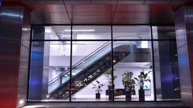 Geceleri ofis binası, cam ve ışıklarla dolu bir bina. Aydınlatılmış modern gökdelen ile arka plan.