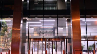 Geceleri ofis binası, cam ve ışıklarla dolu bir bina. Aydınlatılmış modern gökdelen ile arka plan.