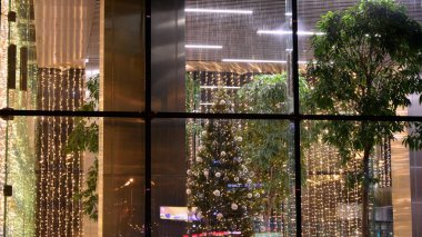 Geceleri ofis binası, cam ve ışıklarla dolu bir bina. Aydınlatılmış modern gökdelen ile arka plan.