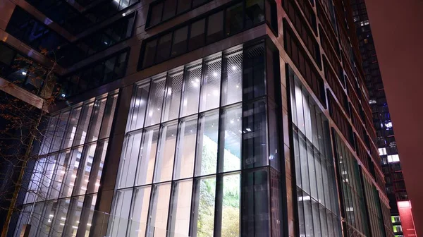 Edificio Oficinas Por Noche Fachada Del Edificio Con Cristal Luces — Foto de Stock