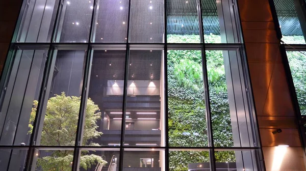 Edificio Oficinas Por Noche Fachada Del Edificio Con Cristal Luces — Foto de Stock