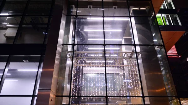 Edifício Escritórios Noite Fachada Edifício Com Vidro Luzes Fundo Com — Fotografia de Stock