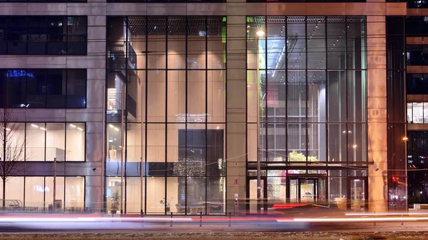 晚上的办公大楼 有玻璃和灯的建筑立面 有照明的现代摩天大楼的背景 — 图库照片