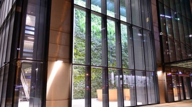 Varşova, Polonya. 8 Ocak 2022. Gece mimarisi, cam cepheli gökdelen. İş bölgesinde modern bir bina. Ekonomi kavramı, finans. Jenerasyon Parkı karmaşık bir ofis binasıdır..