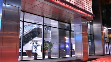 Varşova, Polonya. 8 Ocak 2022. Gece mimarisi, cam cepheli gökdelen. İş bölgesinde modern bir bina. Ekonomi kavramı, finans. Skyfall yenilikçi bir ofis binasıdır..