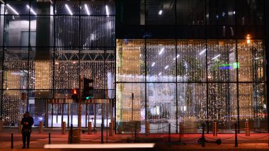 Varşova, Polonya. 8 Ocak 2022. Gece mimarisi, cam cepheli gökdelen. İş bölgesinde modern bir bina. Ekonomi kavramı, finans. Skyfall yenilikçi bir ofis binasıdır..