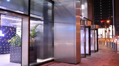 Varşova, Polonya. 8 Ocak 2022. Gece mimarisi, cam cepheli gökdelen. İş bölgesinde modern bir bina. Ekonomi kavramı, finans. Skyfall yenilikçi bir ofis binasıdır..