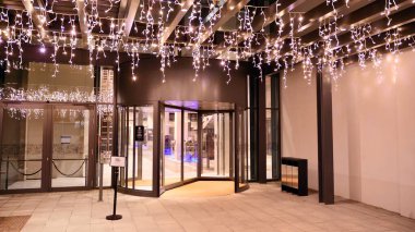 Varşova Polonya. 8 Ocak 2022. Wola 'daki Fabryka Norblina. Sanayi sonrası mimarinin incisi olan bölge, ofisleri, dükkanları ve restoranları olan şehrin yeni bir kısmına dönüştü.. 