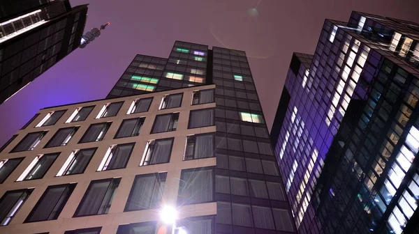 Edificio Oficinas Por Noche Edificio Fachada Con Cristal Luces Vista — Foto de Stock