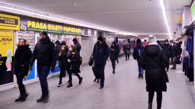Varşova, Polonya. 11 Ocak 2022. İnsanlar alt geçitten geçer. Bulanık hareket.