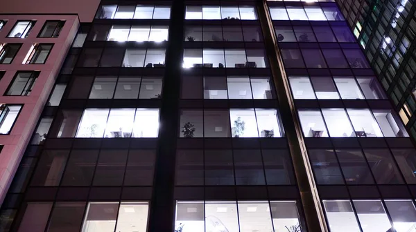 Irodaház Éjjel Épület Homlokzat Üveg Fények Kilátás Megvilágított Modern Felhőkarcolóval — Stock Fotó