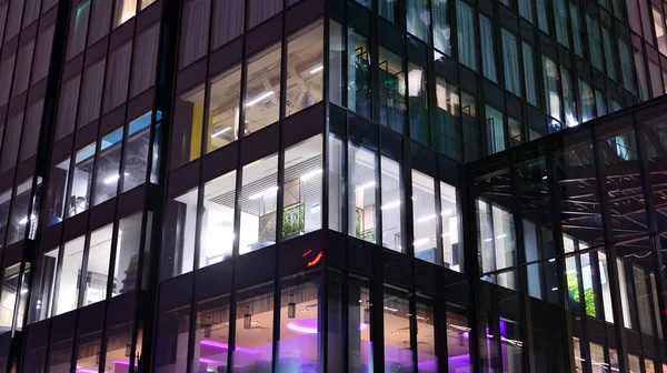 Edificio Oficinas Por Noche Edificio Fachada Con Cristal Luces Vista —  Fotos de Stock