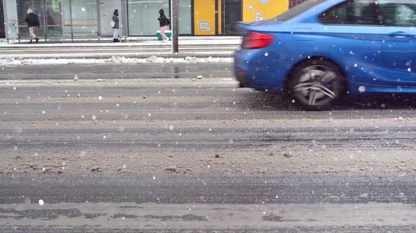 Samochód Zimą Podczas Opadów Śniegu Drodze — Zdjęcie stockowe