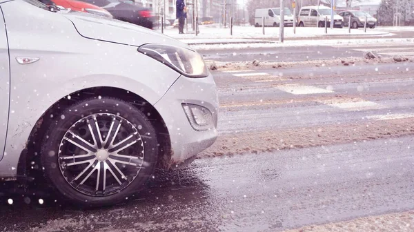 Автомобиль Зимой Время Снегопада Дороге — стоковое фото