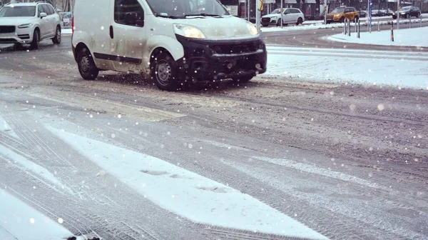 Автомобиль Зимой Время Снегопада Дороге — стоковое фото