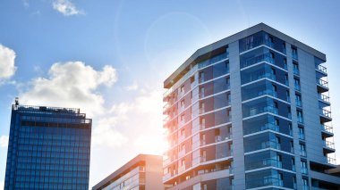 Yeni modern ofis binasının yanında camdan yüzlü modern bir apartman manzarası..