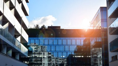 Yeni modern ofis binasının yanında camdan yüzlü modern bir apartman manzarası..