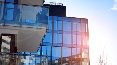 Yeni modern ofis binasının yanında camdan yüzlü modern bir apartman manzarası..