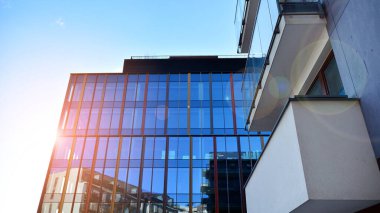 Yeni modern ofis binasının yanında camdan yüzlü modern bir apartman manzarası..