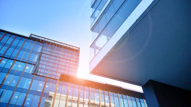 Yeni modern ofis binasının yanında camdan yüzlü modern bir apartman manzarası..
