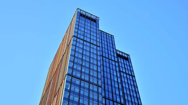 ブルーガラス窓付きのモダンなオフィスビルでご覧ください 背景に空を背景にした抽象的で複雑な青の超高層ビル構造 — ストック写真