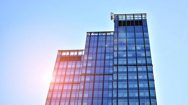 Absztrakt Komplex Kék Felhőkarcoló Szerkezet Belvárosban Égbolttal Vörös Nappal Háttérben — Stock Fotó