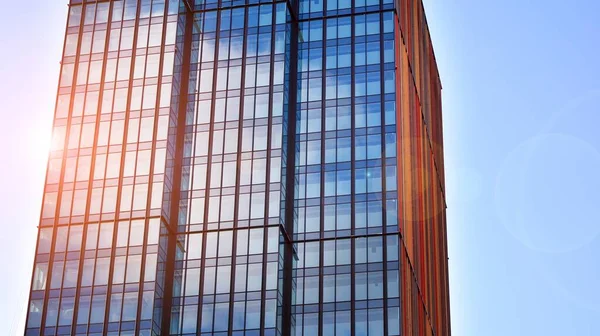 背景に空と赤い太陽を背景に 抽象的かつ複雑な青の超高層ビル構造 — ストック写真