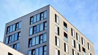 güneşli bir günde bir modern daire kat mülkiyeti'nın