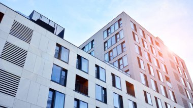 güneşli bir günde bir modern daire kat mülkiyeti'nın