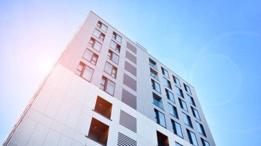 güneşli bir günde bir modern daire kat mülkiyeti'nın