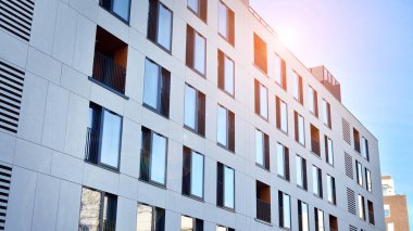 güneşli bir günde bir modern daire kat mülkiyeti'nın