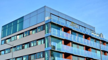 güneşli bir günde bir modern daire kat mülkiyeti'nın