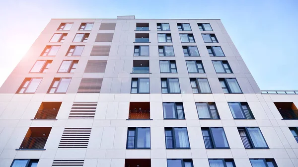 güneşli bir günde bir modern daire kat mülkiyeti'nın