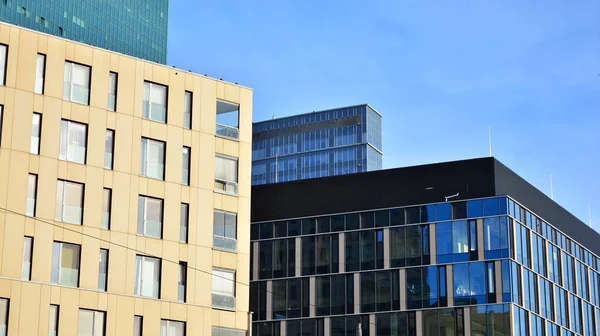 Yeni modern ofis binasının yanında camdan yüzlü modern bir apartman manzarası..