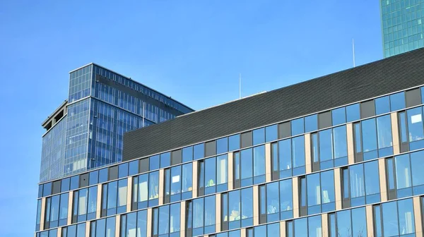 Arquitectura Corporativa Vidrio Moderno Con Reflejo Del Cielo Fachada Día —  Fotos de Stock